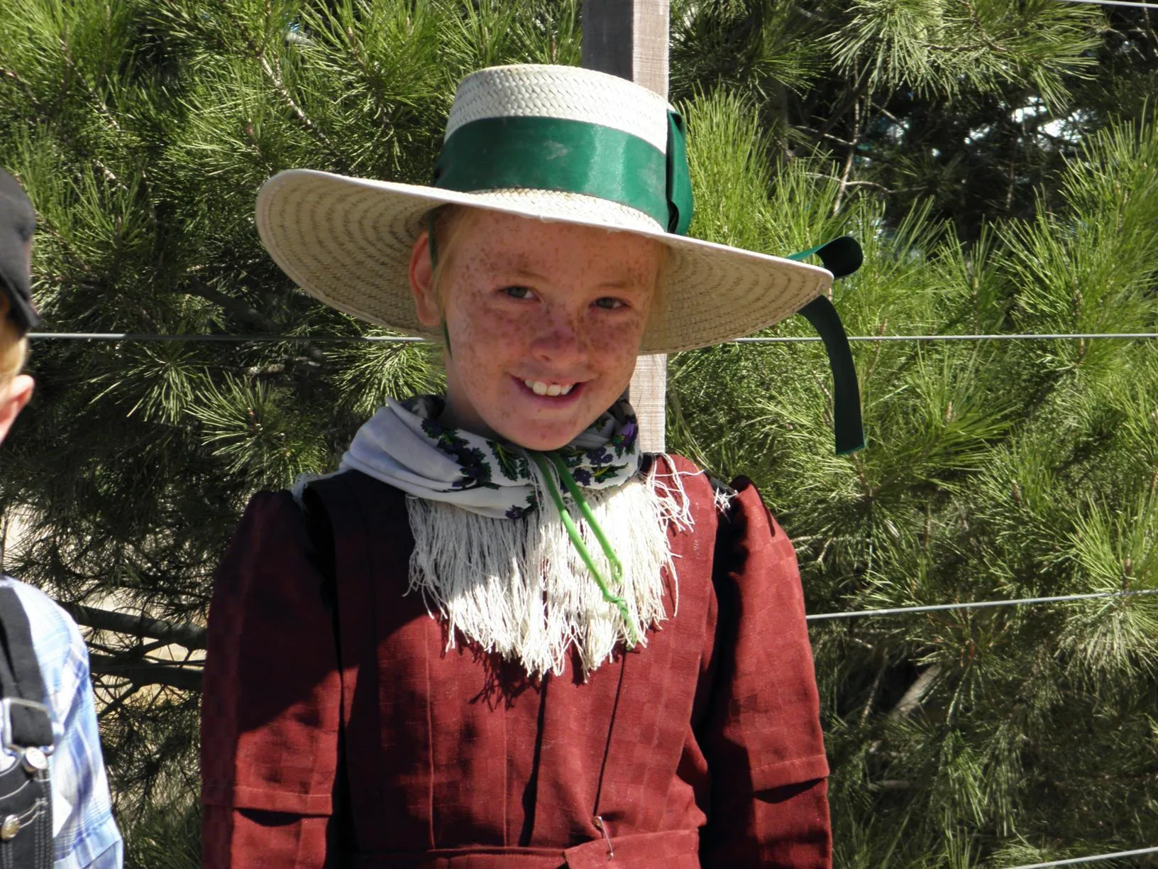 Niña menonita con sombrero de paja y cinta verde en la Colonia Nueva Esperanza, Guatraché